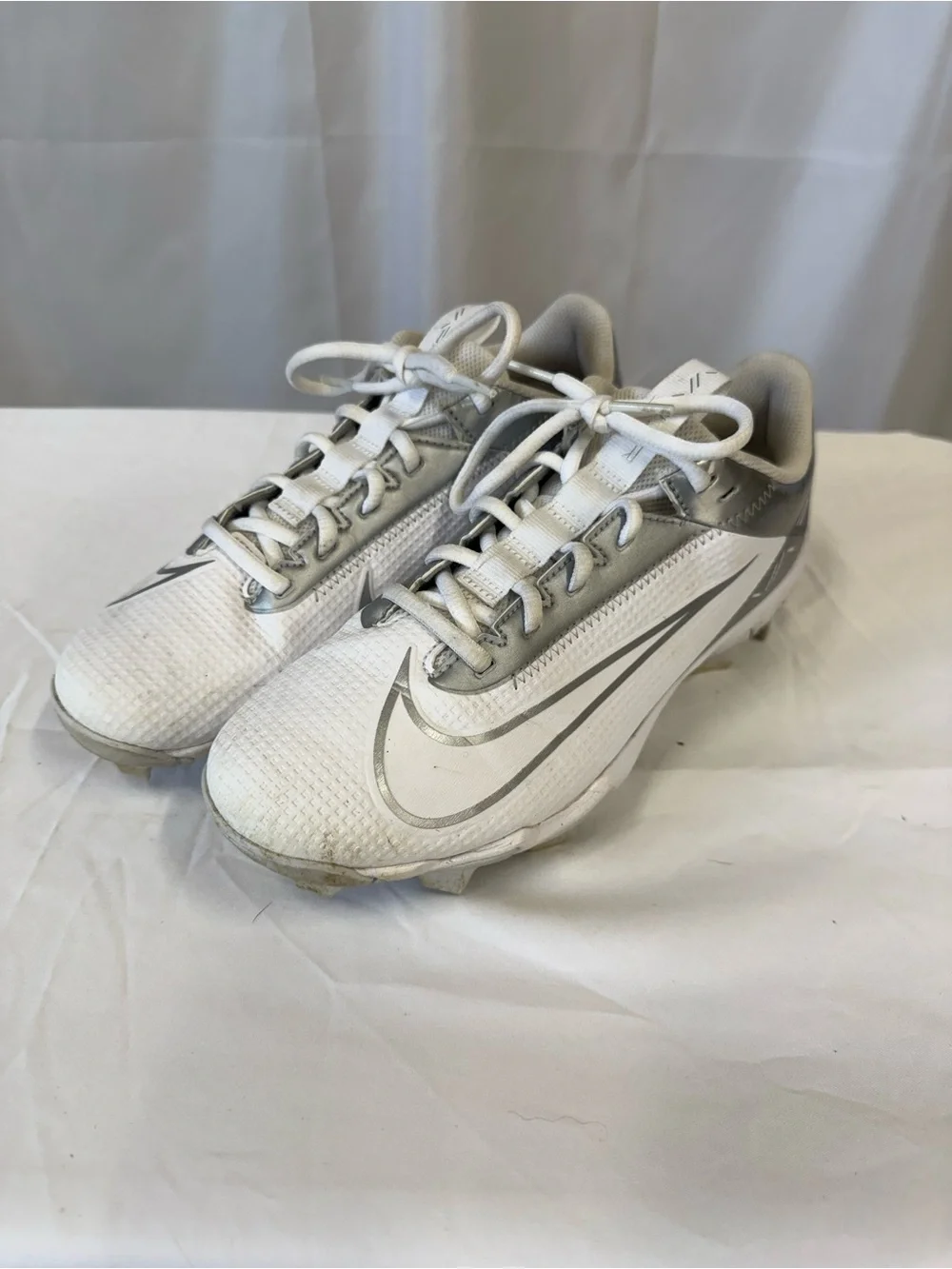 Nike 6Y vapor edge shark 2 football cleats white silver lace up athletic boys